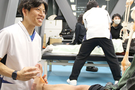 捻挫治療をする柔道整復師