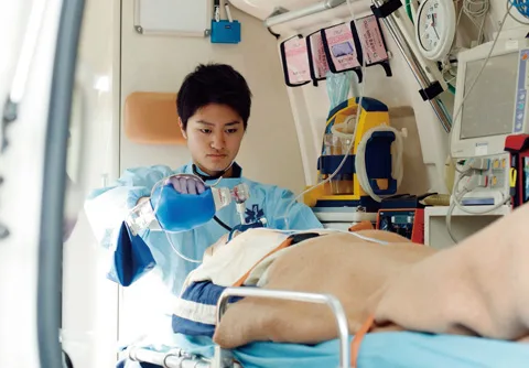 呼吸器をあてる臨床工学技士