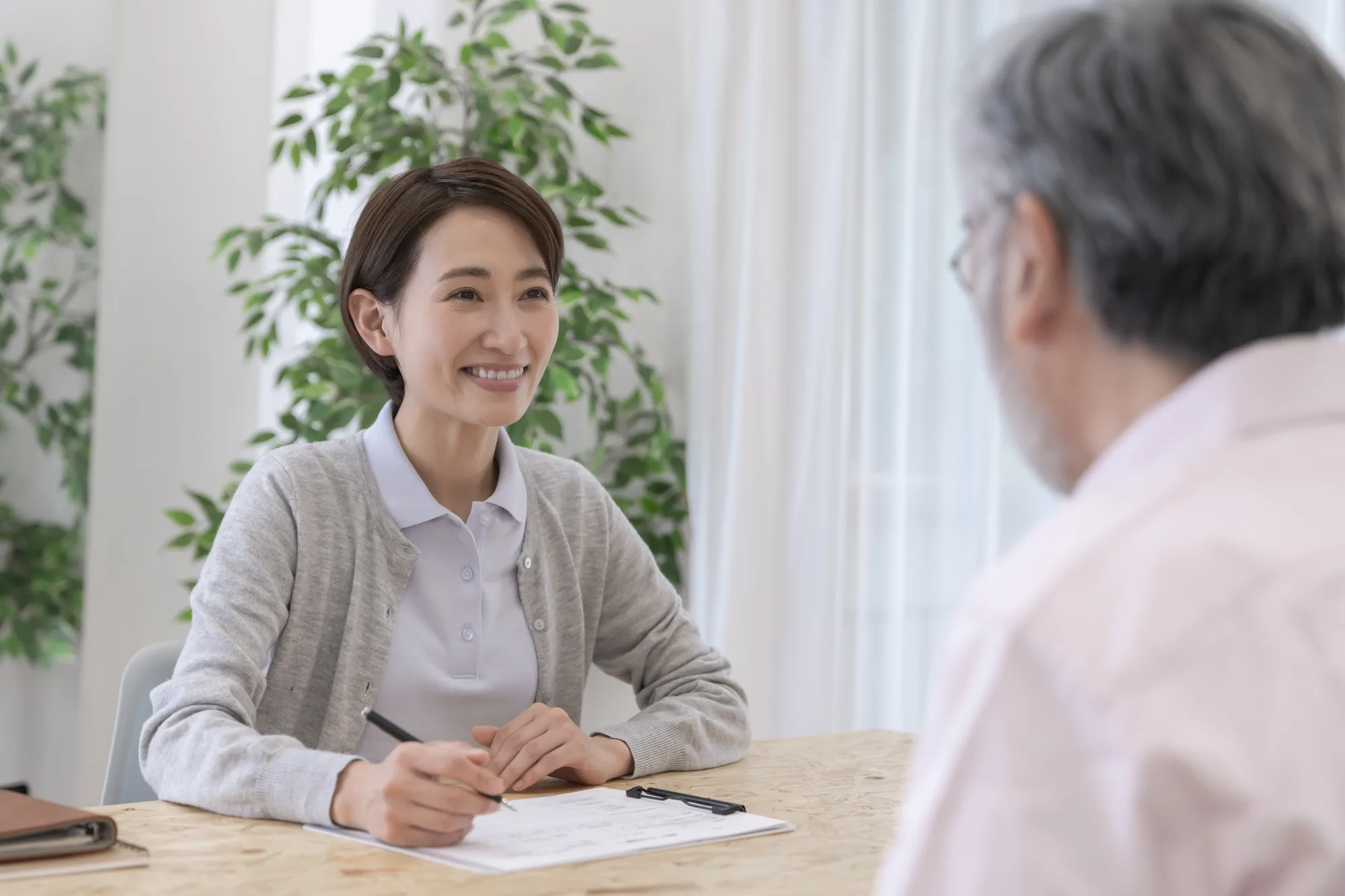 社会福祉士になるには？仕事内容と向いている人を解説！ ｜専門学校