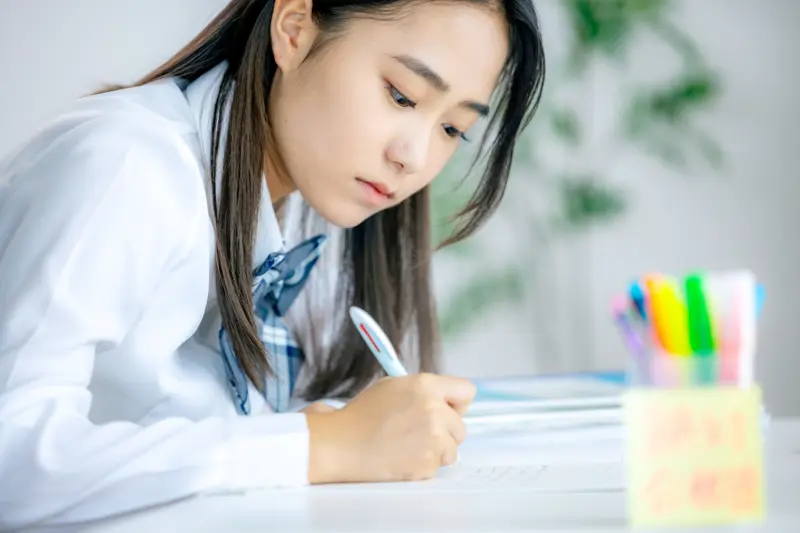 勉強をしている学生