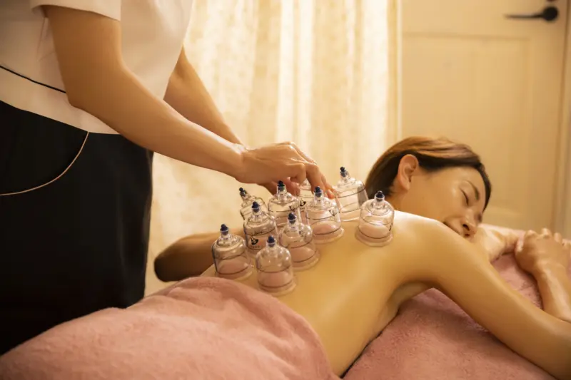 お灸施術中の写真