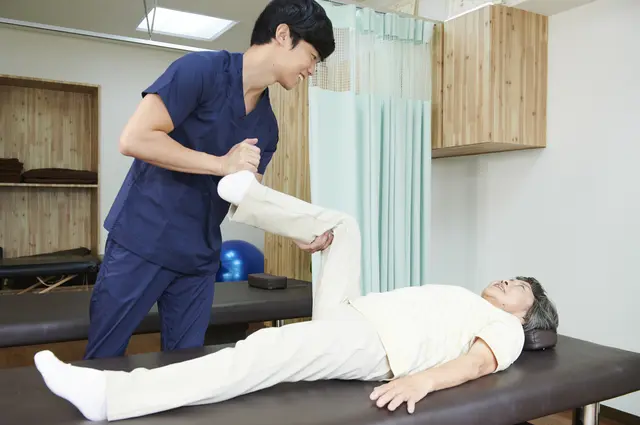 治療をする柔道整復師