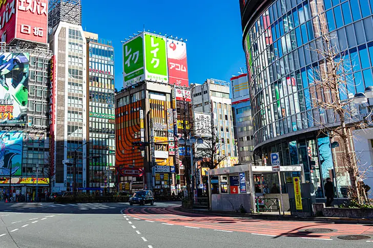 新宿大ガード東付近