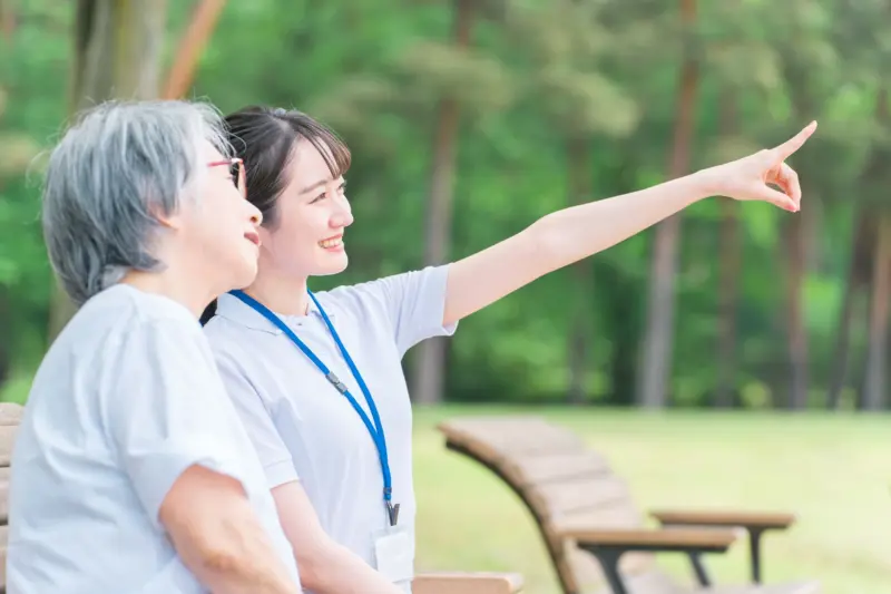 精神保健福祉士の女性とお年寄り