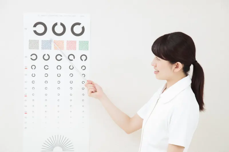 視力検査をする女性