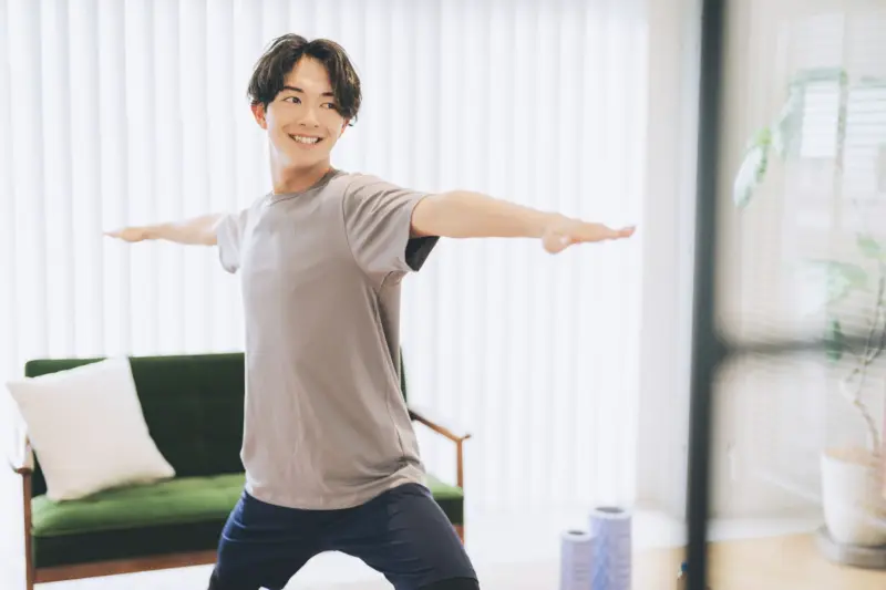 ストレッチをする男性