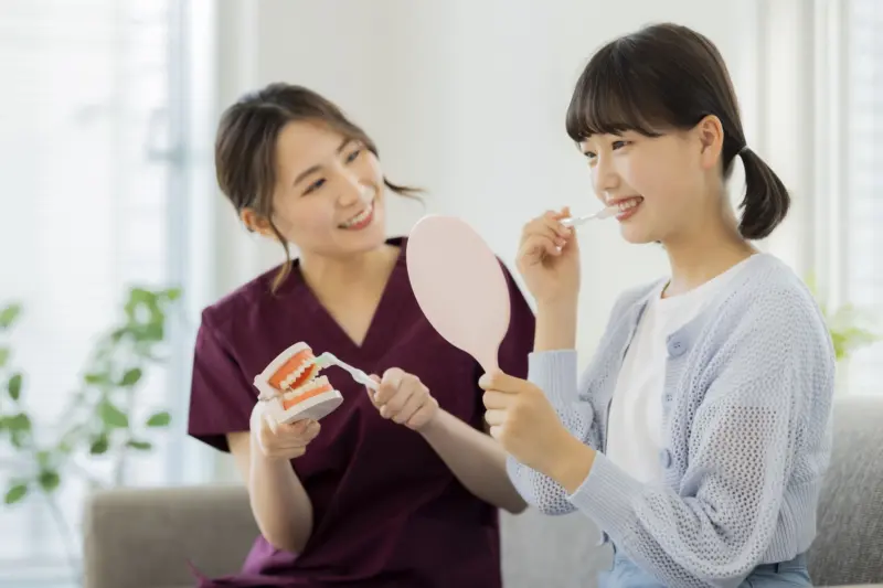 歯磨き指導をする人