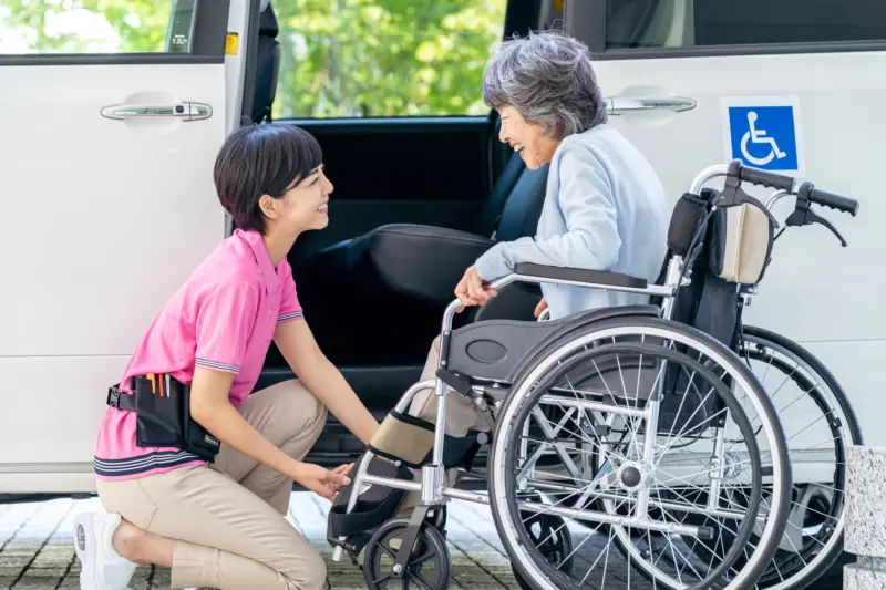 リハビリ職の人と高齢者
