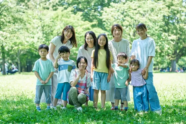 保育士と子どもたち