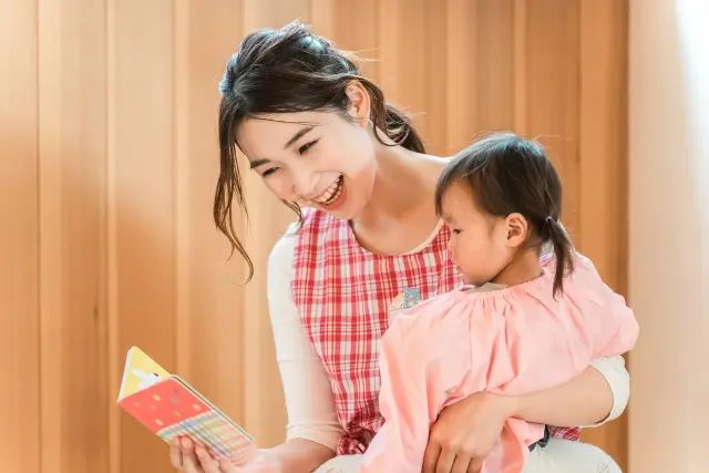 保育士と子ども