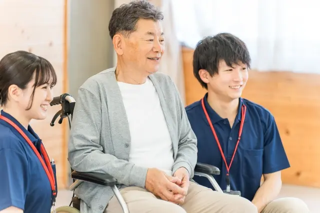 2人の理学療法士と高齢者