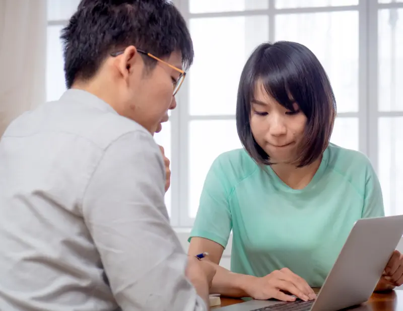 話し合う男女