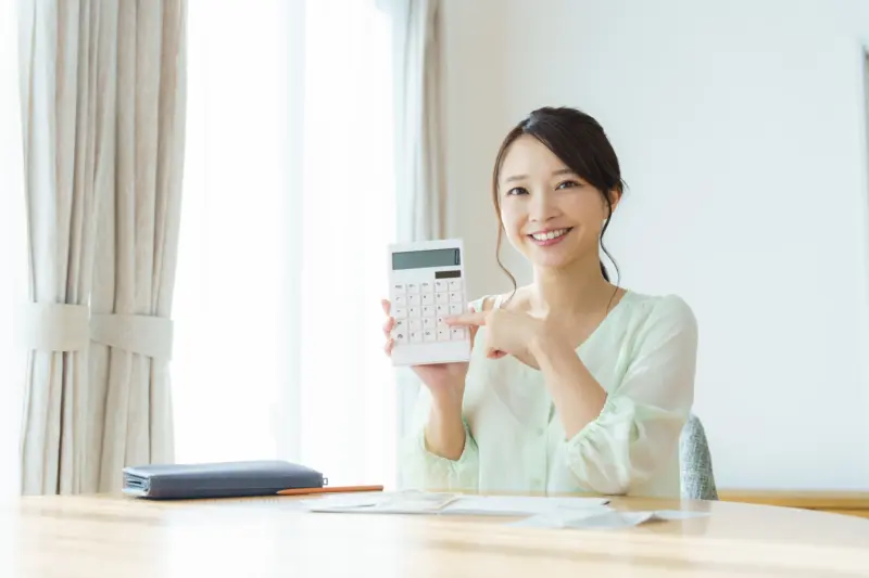 電卓を持つ女性
