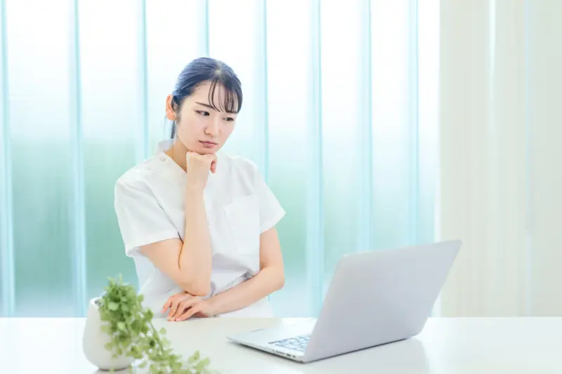 考える女性