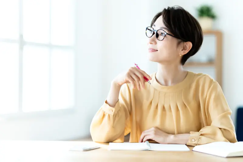 外を見る女性