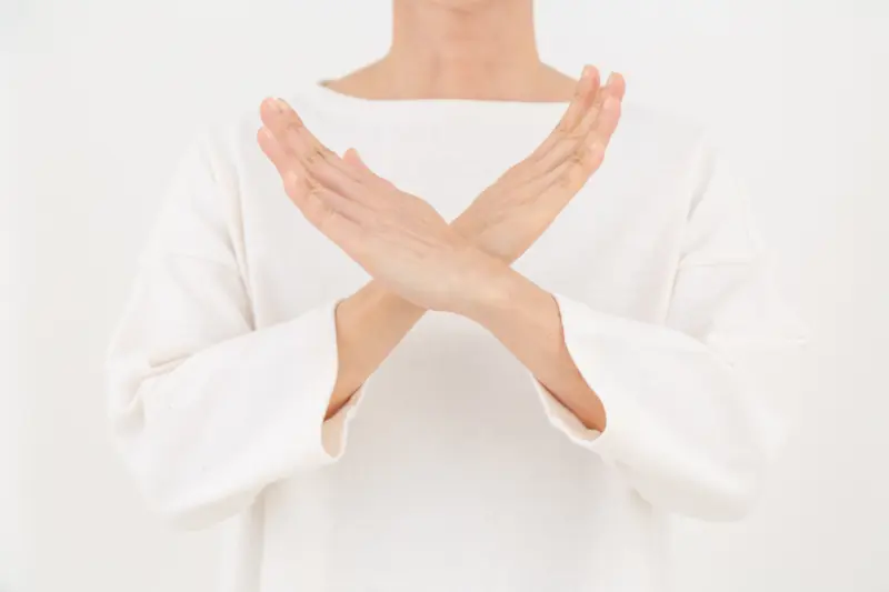 胸の前でバツ印