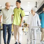 理学療法士と患者があるいてる