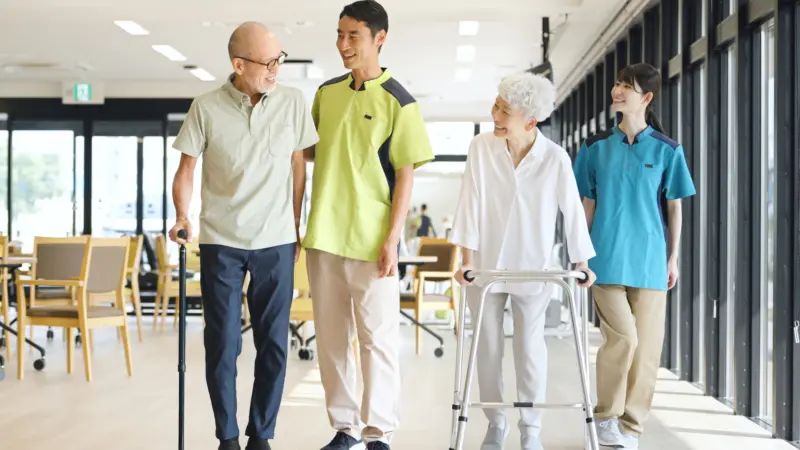 理学療法士と患者があるいてる