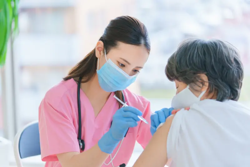 注射を打つ看護師