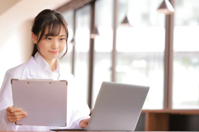 PC作業をする医療秘書