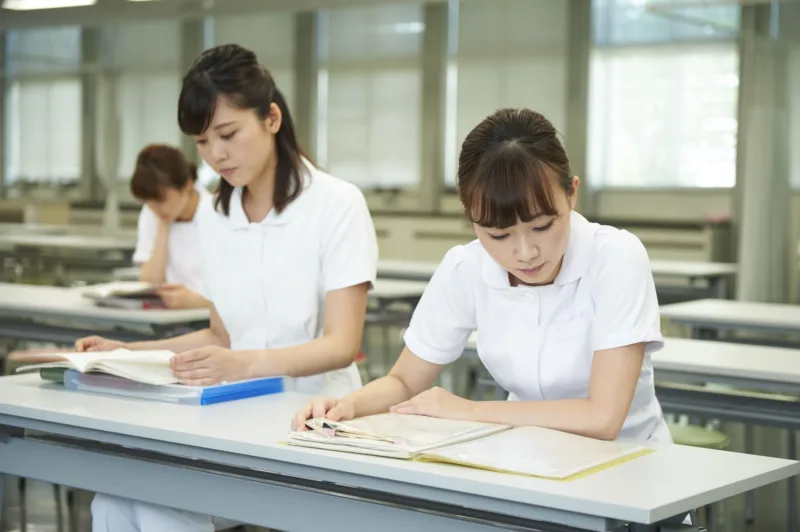 勉強する女性たち