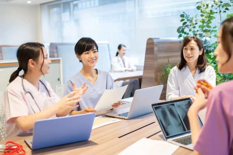 会話をする医療従事者たち