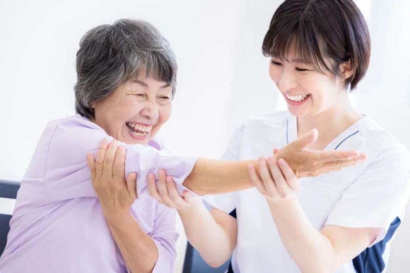 患者さんと理学療法士の女性