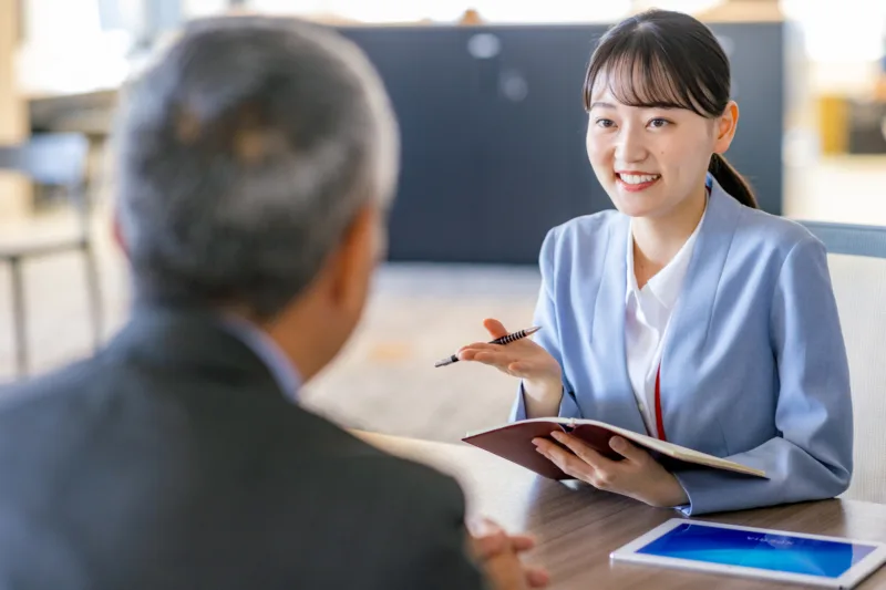 相談するシニアと社会福祉士