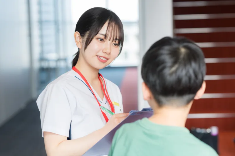 話を聞く看護師