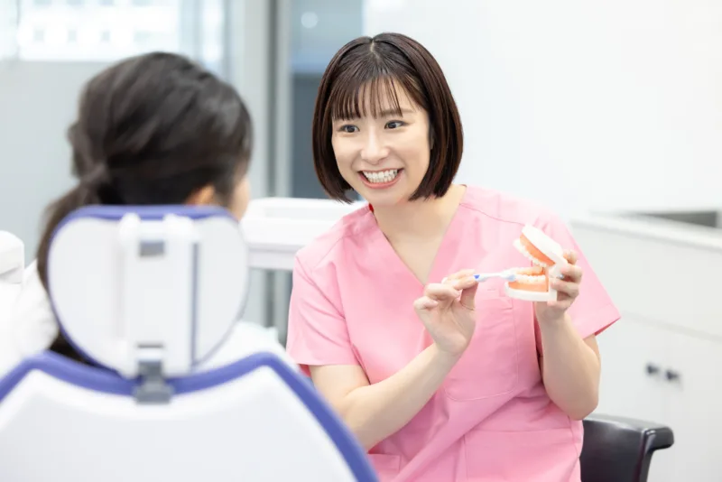 歯磨き指導する歯科衛生士