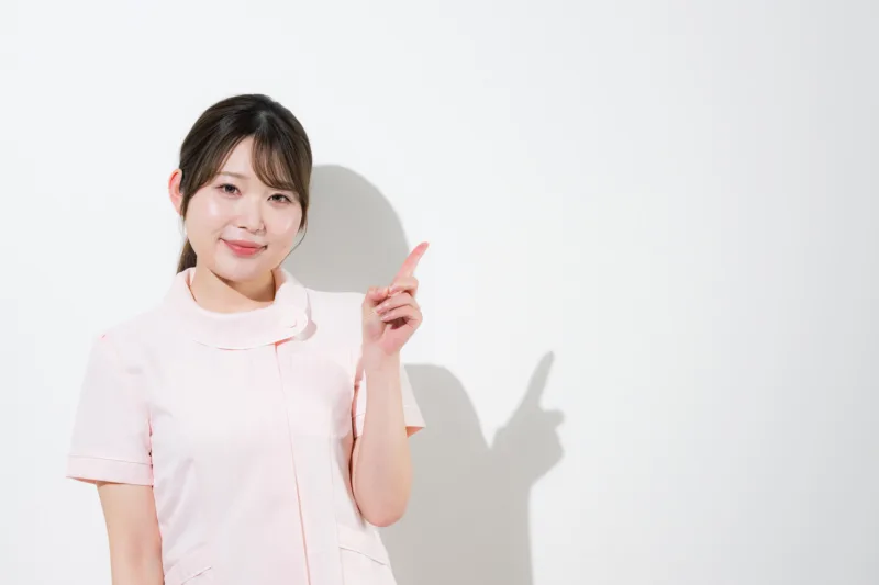 指差しオススメする女性